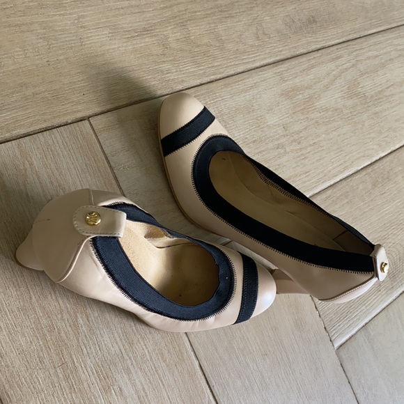 Stuart Weitzman Size 8 Nude and Black Pump - Picture 2 of 6